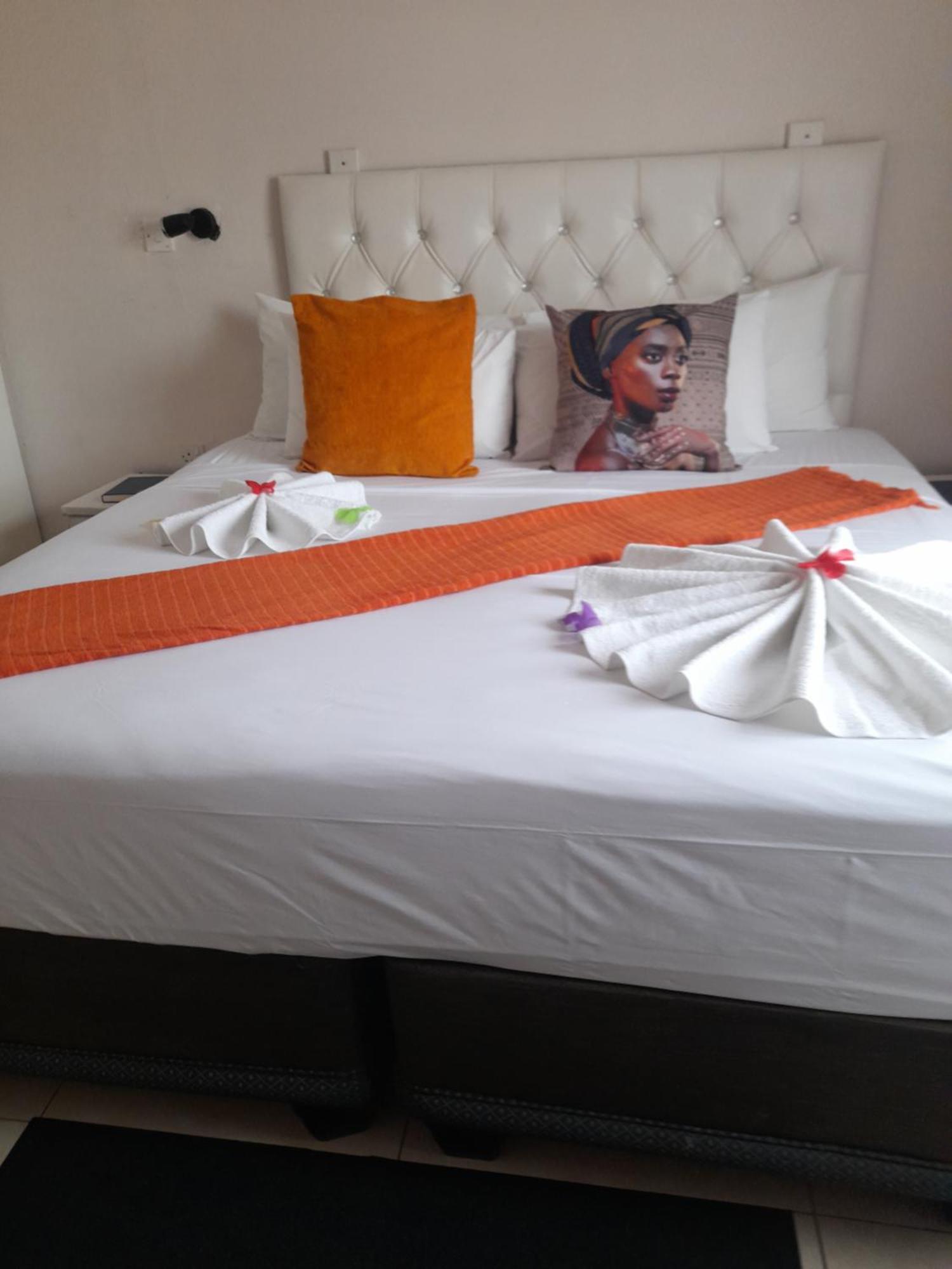 Bed and Breakfast Rest & Digest Serowe Exterior foto